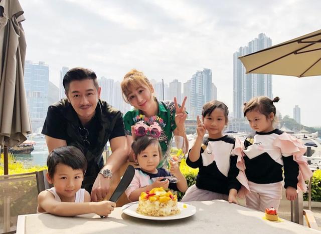 一家六口|走进陈浩民香港的家，一家六口面积不够住，要憋屈孩子住双层床了