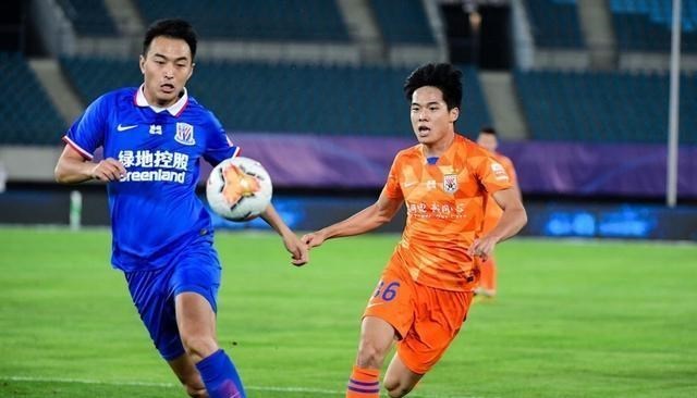 山东鲁能|不满!山东鲁能争议左边卫再出争议行为,李霄鹏气得砸拳!