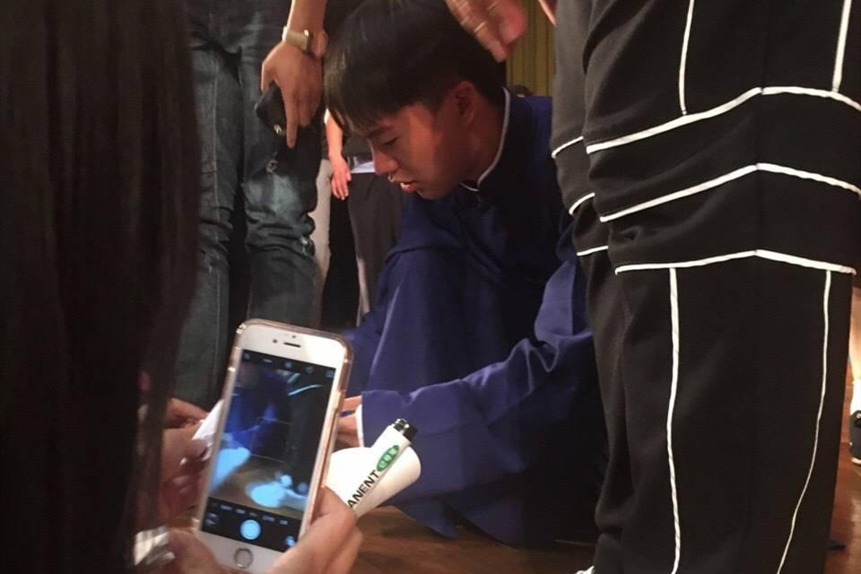 郭麒麟|郭麒麟刚起床就被镜头冒犯，有谁注意床头物品？还是郭德纲教的好