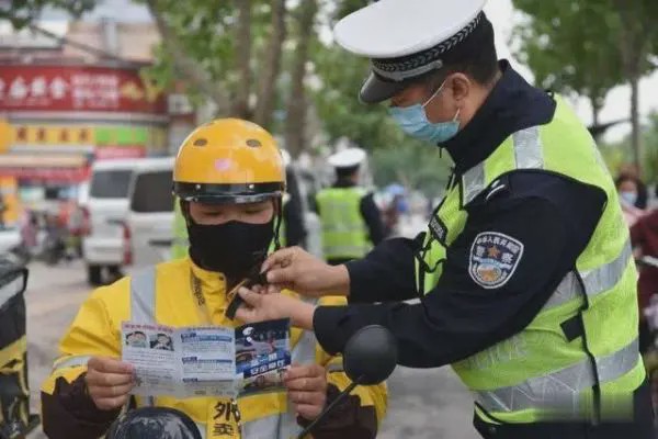 「电动自行车」头盔价格一夜暴跌，百亿市场瞬间“休克”，“倒爷”们懵逼了！