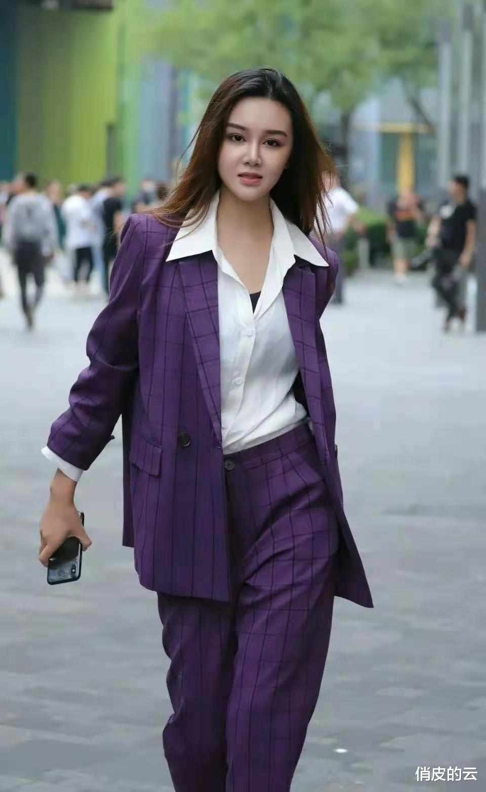 西装|秋季职场穿搭新选择，一身紫色小西装，穿出气场与高贵优雅气质