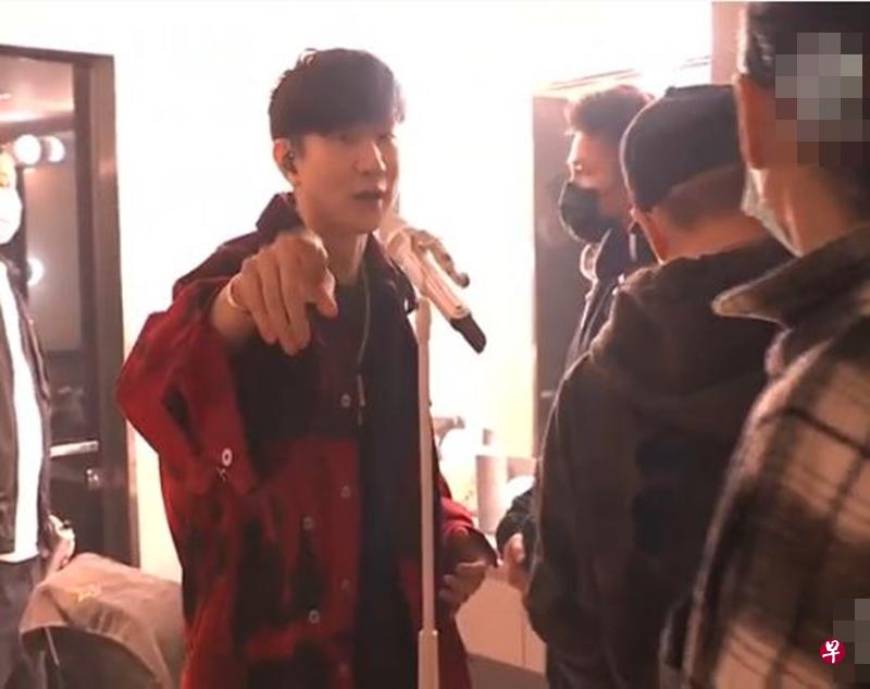 林俊杰|挑战60秒换装,林俊杰线上开唱万人前换衣