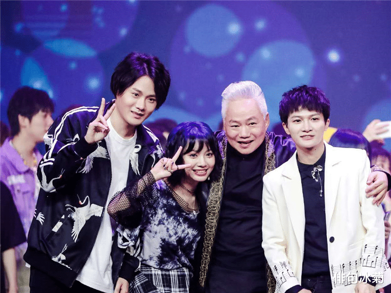 二次元|二次元走红的歌手，因为一首动漫主题曲走红，热情十足的小偶像