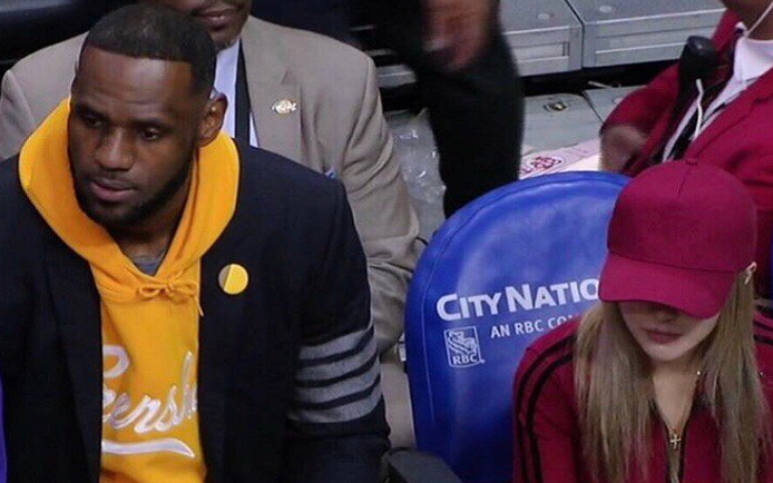 [勒布朗·詹姆斯]周扬青曾现场观战NBA！身材颜值抢镜，詹姆斯都忍不住偷瞄