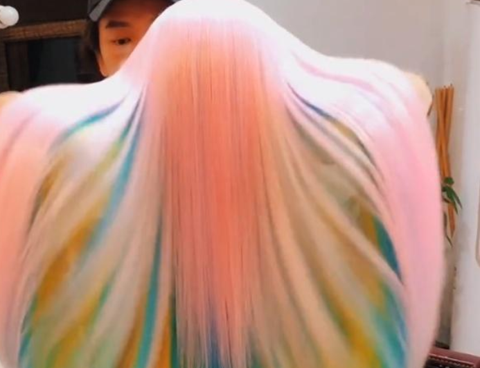 『发型』女孩换了彩虹发型后，居然神似童话里的公主，网友：太抽象了