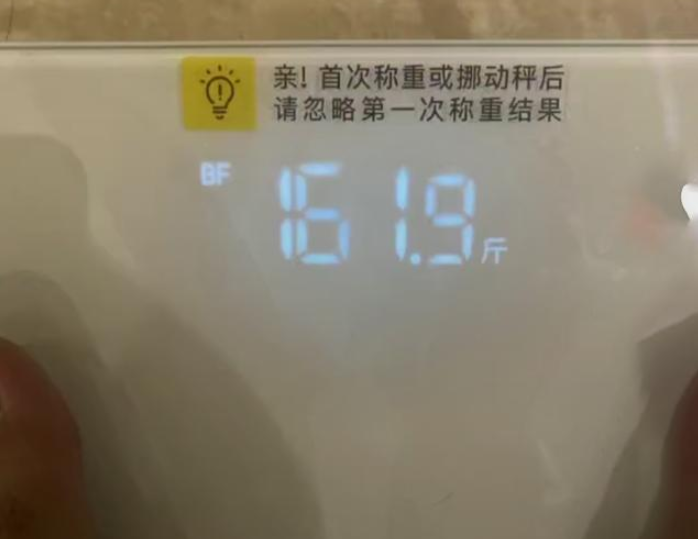 郑恺▲新一季《奔跑吧》大合影公布，蔡徐坤腿长似“巨人”，郑恺胖到160斤