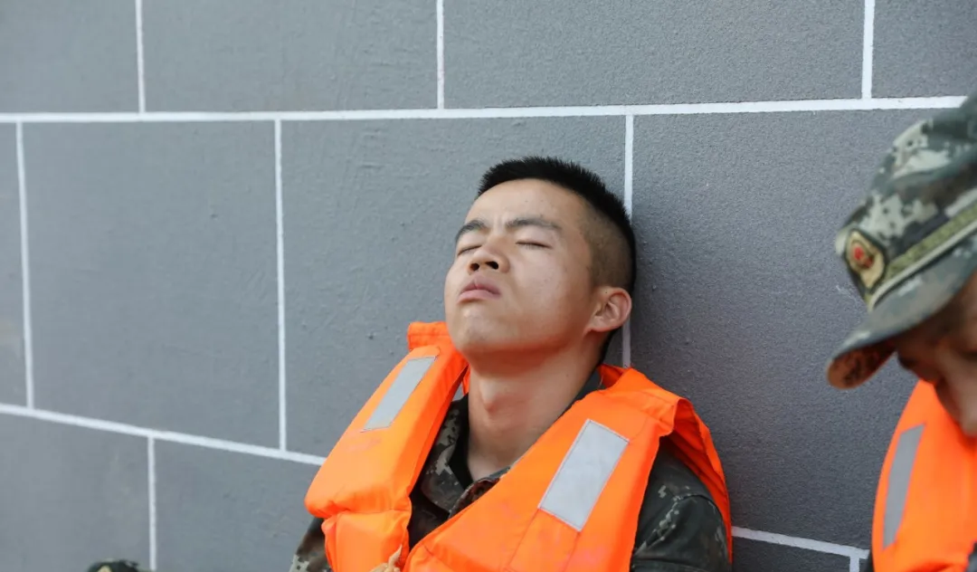 『』世界睡眠日，带你看中国军人的 “专属”睡姿
