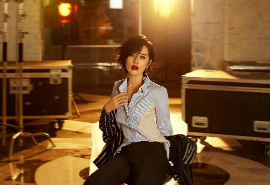 「余男」曾把黄渤吻到害羞，与导演同居12年被抛弃，如今身价40亿韵味十足