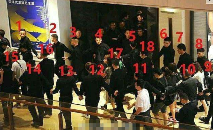 央视|竟然带6个贴身助理30多个保镖出门，被央视提出批评后，她就是“不知悔改”！