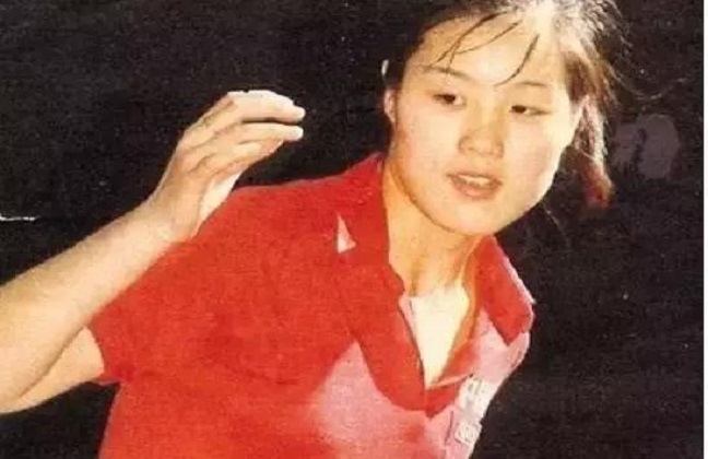 曹燕华▲她是爱抽烟喝酒的世界冠军，拿了59块女乒金牌，是初代乒坛大魔王