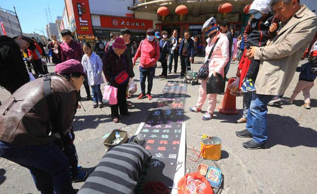 颜夕趣史|因意外致残,苦练10年粉笔字,42岁街头卖艺49岁字体被方正收购