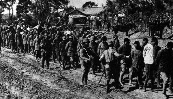 九一八事变|九一八事变真实旧照:平顶山惨案的累累白骨,女子被强迫跪在墙下