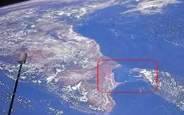 卫星▲美国卫星拍到地球上的神秘桥梁，横跨40公里，这是怎么形成的？