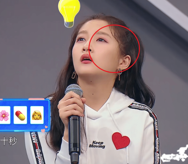 「关晓彤」?后期故意的? 拍关晓彤突然关掉美颜, 她眼皮上的“痕迹”鹿晗能忍?