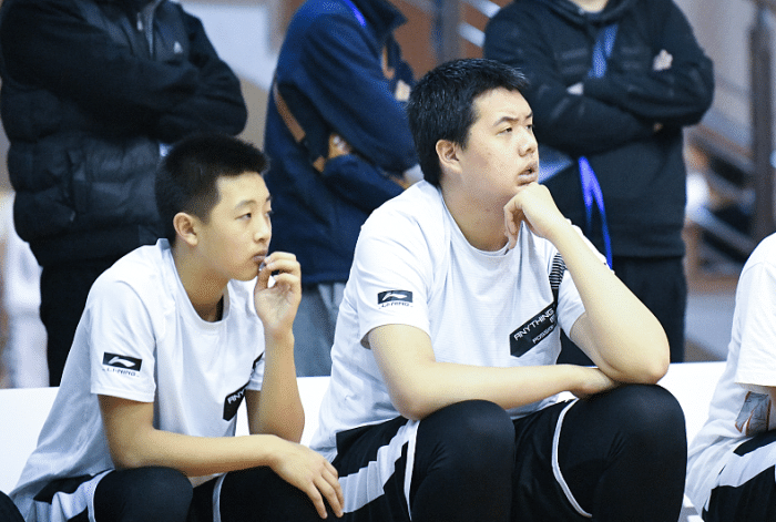 |唯一被父亲阻止的“球二代”,15岁身高达到2.05米,天赋克制不住