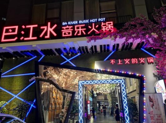 #炸鸡#继海底捞后，又一网红店火了，里面坐着“1头熊”？结账时却懵了