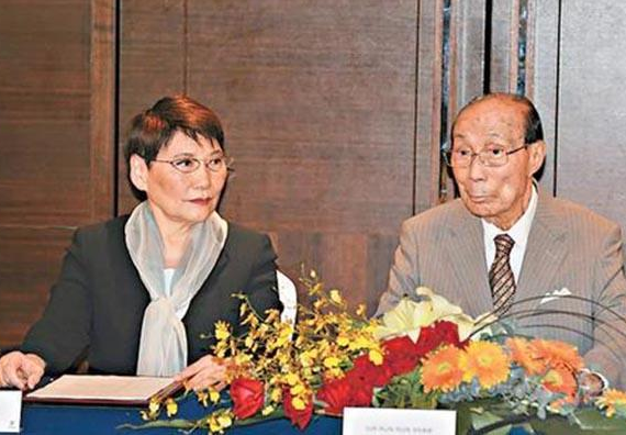 『后宫史』他生于清朝,活至2014年,一生捐款过百亿,90岁娶了貌美妻子