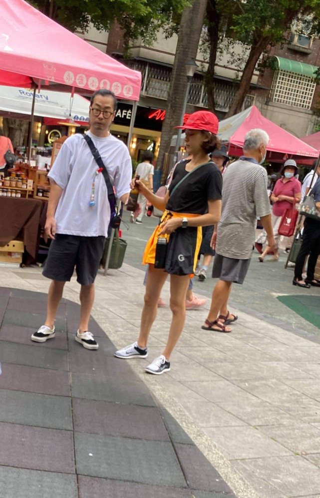 陈意涵|陈意涵带老公儿子逛公园，素面朝天明星光环全消失，1岁半儿子已学会走路