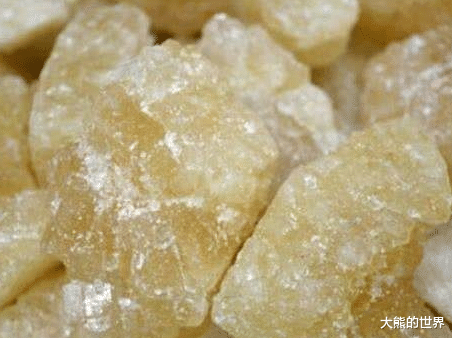 「香蕉」买冰糖,到底是白的好还是黄的好?冰糖厂员工说漏嘴,以后别瞎买!