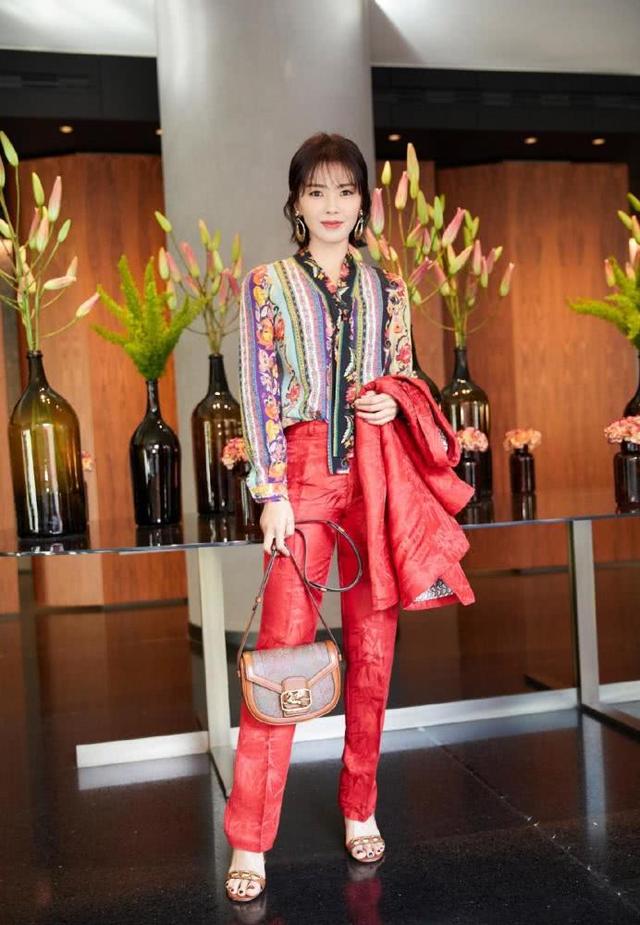 「西装」刘涛真的“霸总”上瘾了，印花西装优雅又干练，轻松美得高级