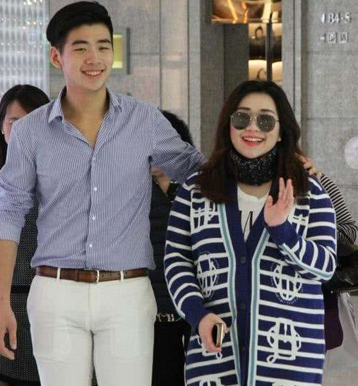 何超盈|何超盈晒女儿近照，“荷包蛋”出生13个月变化大，超盈全然不顾形象素颜出镜