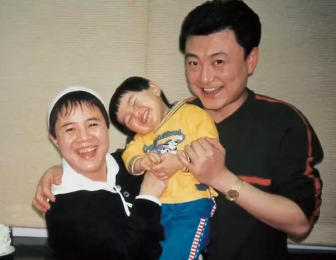 社交平台|金龟子20岁女儿近照曝光，已与男友相恋7年，身高差萌翻网友