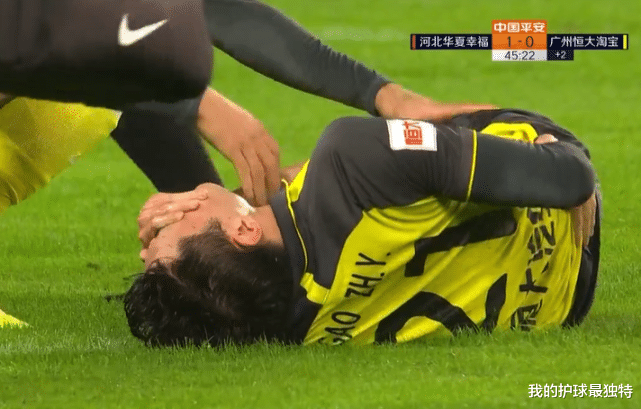 广州恒大|恒大连遭2次暴击！25岁国脚严重受伤被抬出场，卡帅眼神呆滞