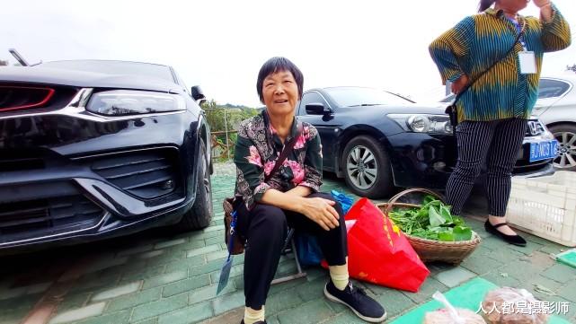 青菜|山村65岁婆婆豪车前卖菜：自己种的好吃，5块钱一袋，看看都有啥