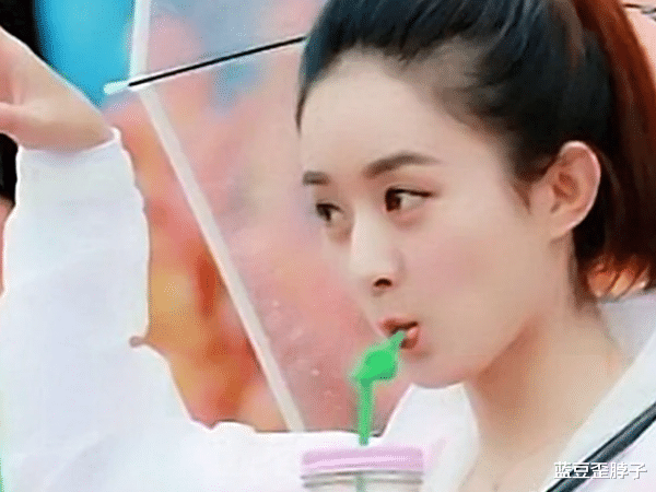 #杨幂#女星涂口红怎么喝水？丽颖用吸管，范冰冰用舌头，看到杨幂：爱了