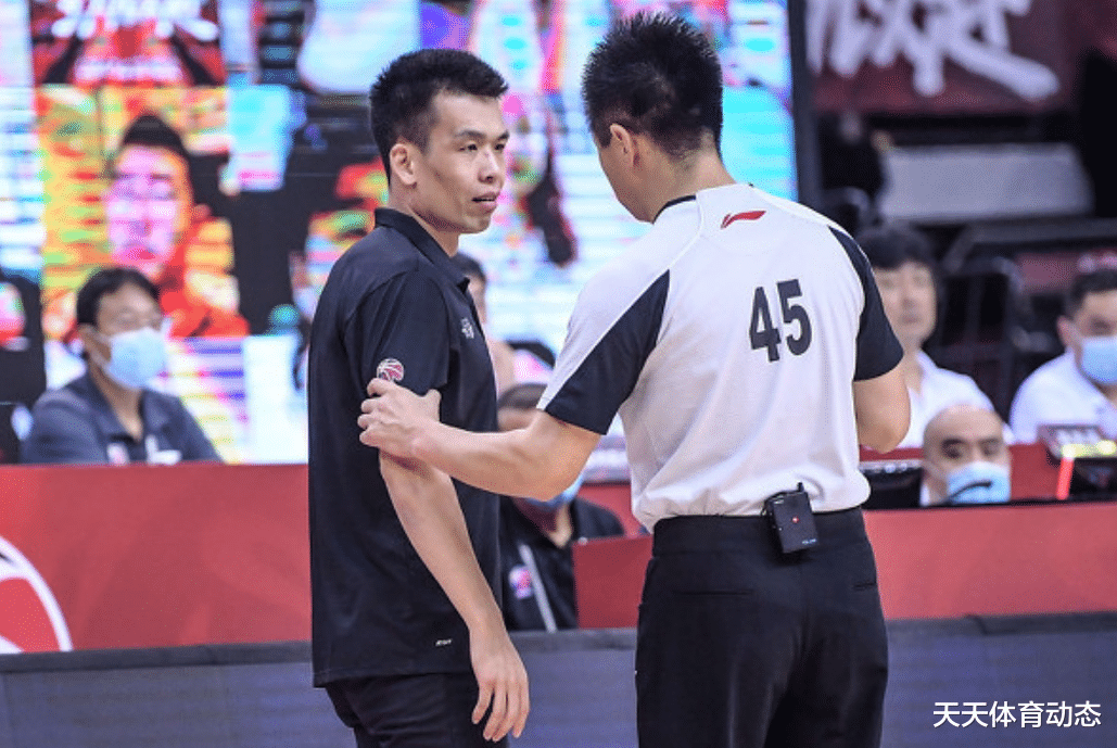 北京男篮|北京男篮止步半决赛，官微被爆，球迷不满解立彬：想打死他！