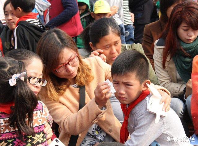 作文|小学生“满分作文”火了，老师含泪评论：愿你三冬暖，愿你春不寒