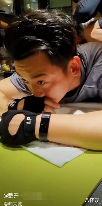 郑恺：郑恺婚后晒老婆苗苗视角健身照，眼神温柔不忘耍帅，拉伸一秒破功
