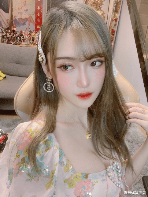 『』腐团儿最近微博发出自拍,当看到她的锁骨之后,网友:这能养鱼了吧