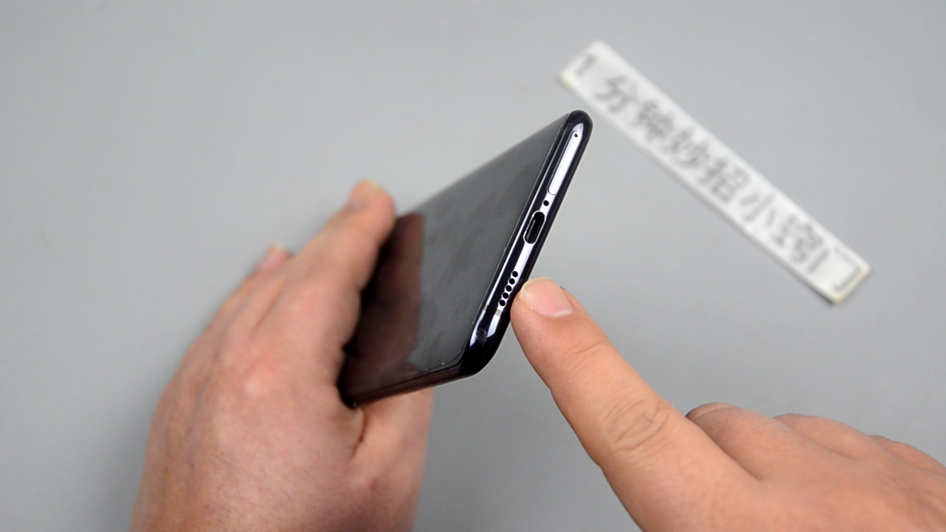 手机底部的小孔,一定不要用牙签去捅,很多人不懂有啥用,太亏了