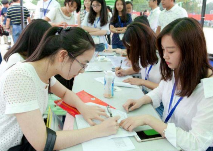 |高考分数刚过二本线?报志愿太纠结?专家:掌握3个技巧稳上大学