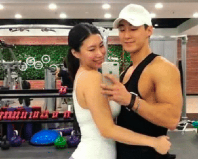 米娜：25岁小鲜肉迎娶42岁韩国网红，看到女方颜值，网友：这波赚大了