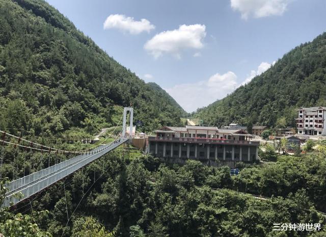[]中国有个超刺激悬崖酒店，房间都是依山而建，开窗便是万丈悬崖