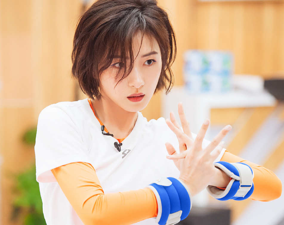 「姐姐」王霏霏早起背歌词，沈梦辰梦中惊醒压力大，被姐姐的上进心刺激了