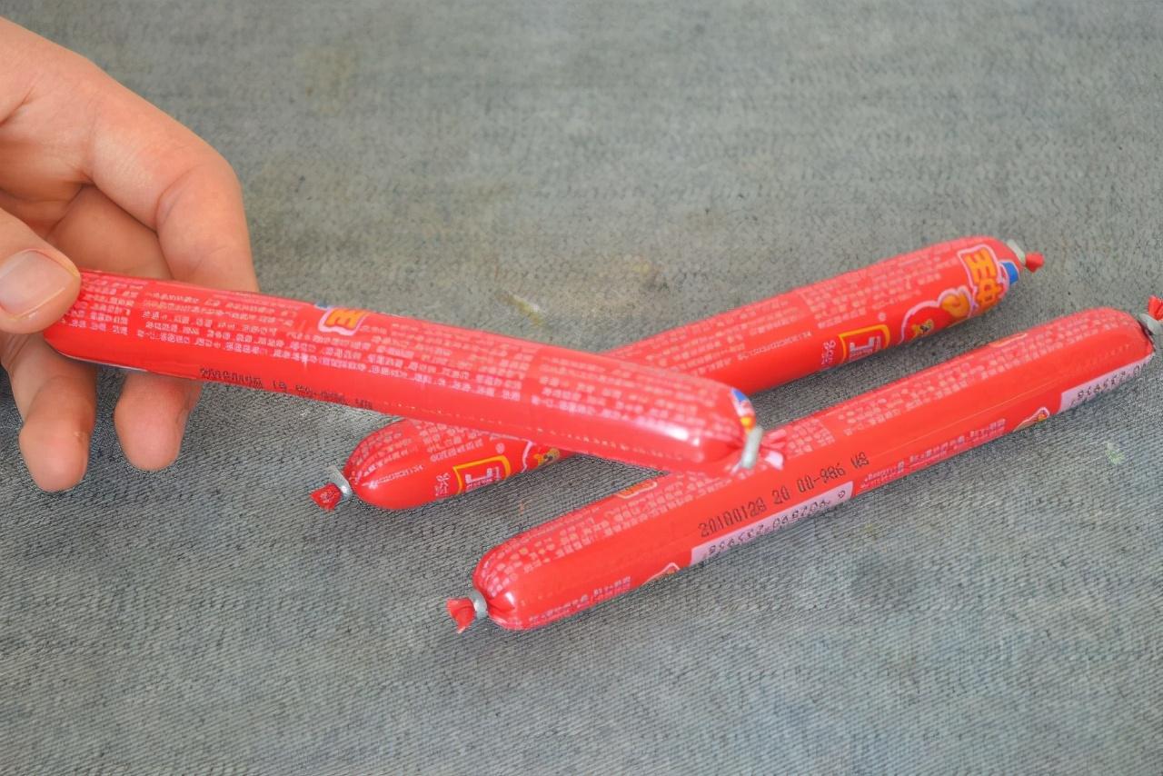 火腿肠|原来火腿肠的铝环上藏有“小机关”，只需轻轻一拉就完事，真受用