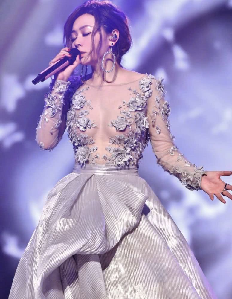 [张靓颖]张靓颖“真人”长啥样？看她素面朝天的样子，网友：还是闭上眼听歌吧