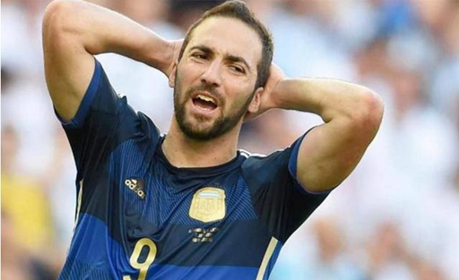 冈萨洛·伊瓜因■河床难以支付伊瓜因转会费，欲用天才小将进行球员交换