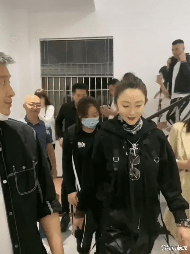 张敏|56岁张敏现身网红直播间，面部变化太大疑整容，拍电影损失千万