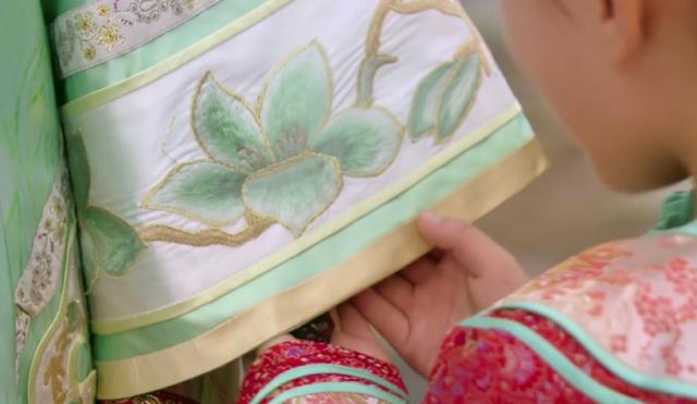 邓超元|甄嬛传：青樱推开胧月时，甄嬛面无表情，为何宜修脸色却很难看？