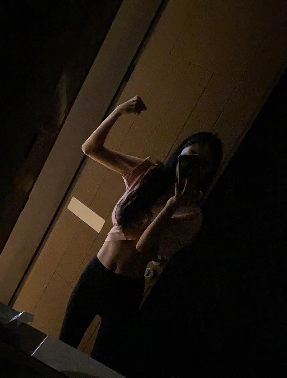 杨幂■杨幂维密广告外面还穿一件,保守打扮遭吐槽,网友喊话学学林志玲