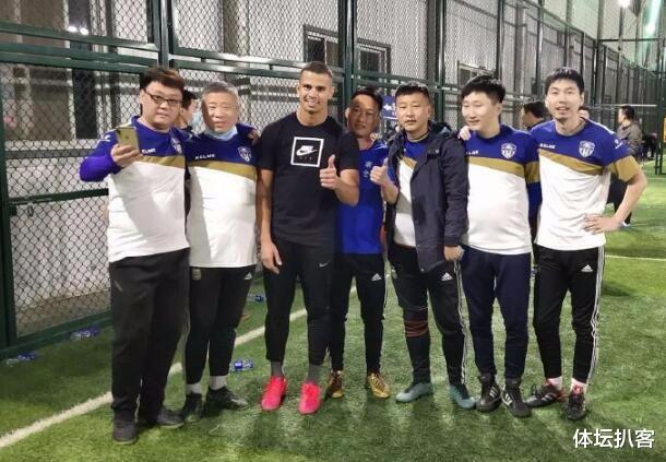 [中超]中超外援踢疯了！业余比赛中一人狂轰15球，球迷：明显放水了！