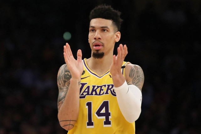 湖人队|疯狂！热火险胜湖人赛后，詹姆斯关键传球遭质疑，1500万悍将被骂惨了