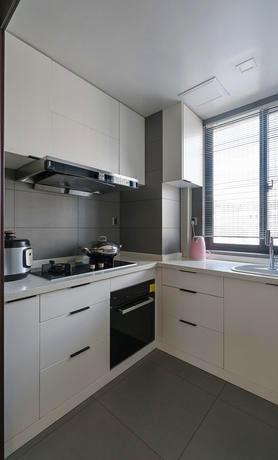 设计师|她家的轻奢风格，黑白灰散发着高级感，不做电视墙，美观又实用