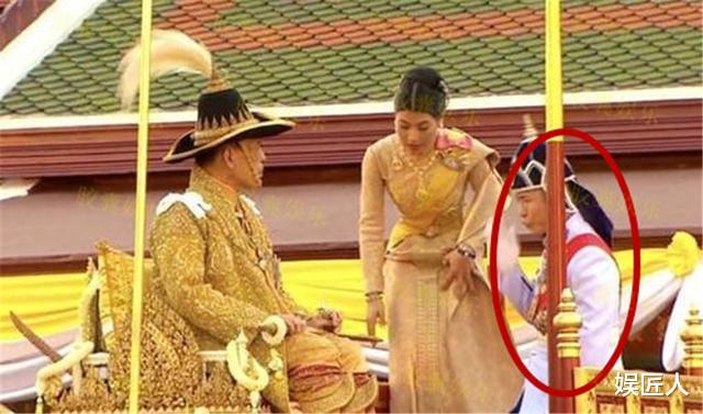 68歲泰國國王真無情，讓侍衛跪著下樓梯，為瞭排場將隨從視如草芥-圖2