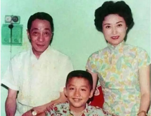 伊能静■伊能静18岁儿子做美甲戴戒指身材妖娆，网友：多大仇，养成这样？