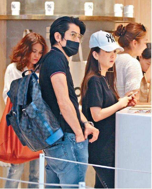 郭富城|郭富城携小22岁娇妻逛街被偶遇，全程牵手大秀恩爱，力破婚变传闻